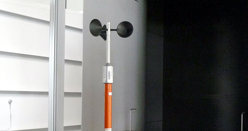 Die Kalibrierung von Strömungsrichtungssensoren wie Windfahnen und Ultraschallanemometer gehören zum Leistungsspektrum der Ammonit Windtunnel GmbH.